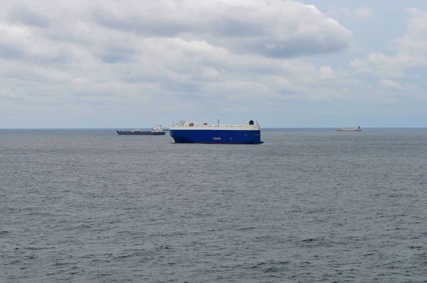 罗罗船 在海洋沿岸水域的大型商船 一艘商船在白天在海上移动 — 图库照片