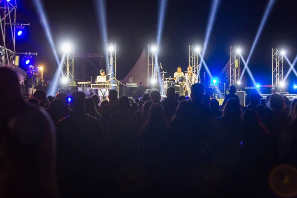 Силуэты Концертной Толпы Перед Яркими Огнями Сцены Вечеринка Открытом Воздухе — стоковое фото