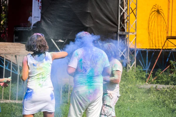 Odessa Ucrânia Agosto 2017 Jovens Celebram Festival Cores Holi Parque — Fotografia de Stock