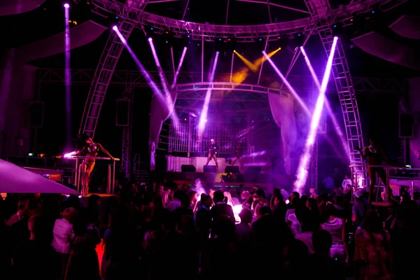オデッサ ウクライナ 2013 ぼやけて夜クラブ のパーティーの人々 カラフルな光と音のダンス音楽のお楽しみください クラブ夜光 パーティー イビサ クラブ — ストック写真