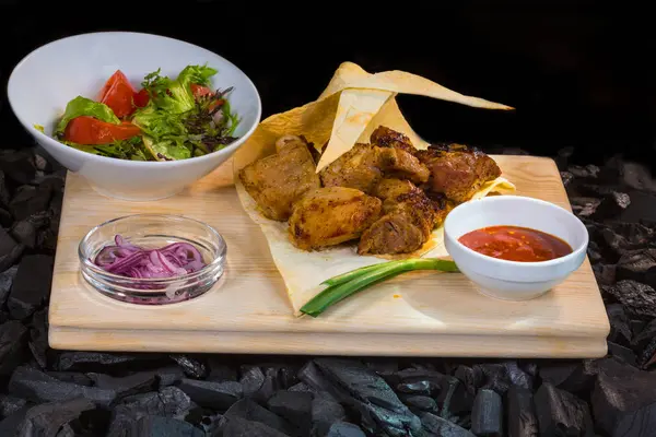 Viande Légumes Grillés Sur Bois Avec Des Charbons Arrière Plan — Photo