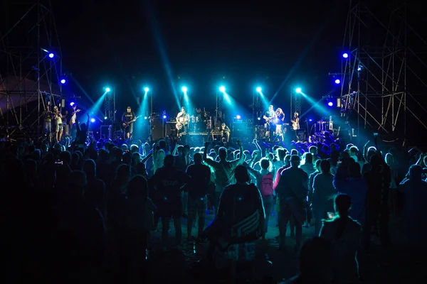 Silhouetten Van Concert Menigte Voor Heldere Fase Lichten Menigte Muziek — Stockfoto