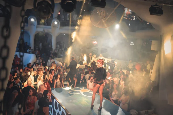 奥德萨 乌克兰 2013年5月24日 夜总会 人们享受与五颜六色的灯光跳舞的声音 烟雾机和灯光显示 — 图库照片