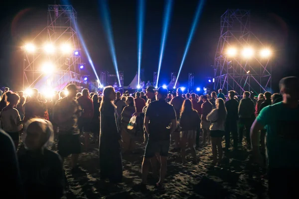 Konserin Siluetleri Parlak Sahne Işıkları Önünde Kalabalık Açık Festivali Gece — Stok fotoğraf
