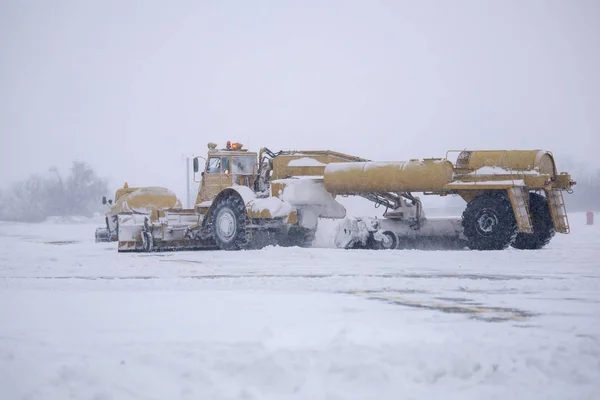 Wyczyszczenie Lotnisko Spychaczem Fartuchy Lotnisko Śniegu Podczas Burzy Śnieżnej — Zdjęcie stockowe