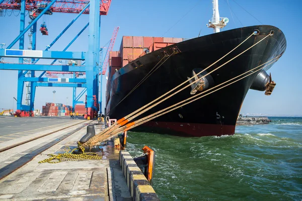 集装箱码头港口装运集装箱船 — 图库照片