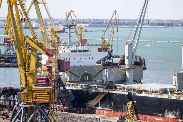 Statek Suchych Ładunków Ładowanie Przez Rudy Żelaza Rozładunku Porcie Bulker — Zdjęcie stockowe