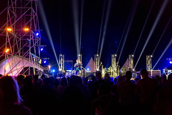 Silhuetas Multidão Concerto Frente Luzes Palco Brilhantes Festival Livre Noite — Fotografia de Stock