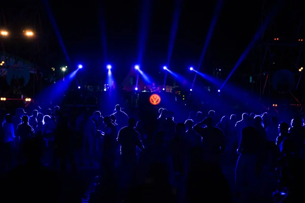 Konserin Siluetleri Parlak Sahne Işıkları Önünde Kalabalık Kalabalığa Müzik Konseri — Stok fotoğraf