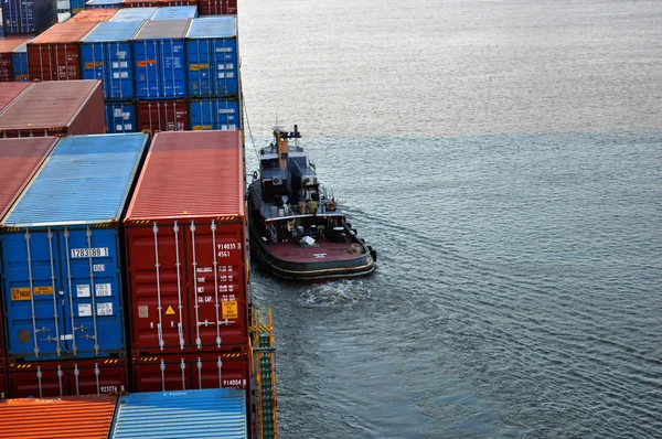 Amarração Navio Carga Porto Com Apoio Rebocador Rebocador Close — Fotografia de Stock