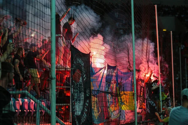 オデッサ ウクライナ 2017 シャフタール ダイナモ一致 トリビューンの煙爆弾サッカー ファン — ストック写真