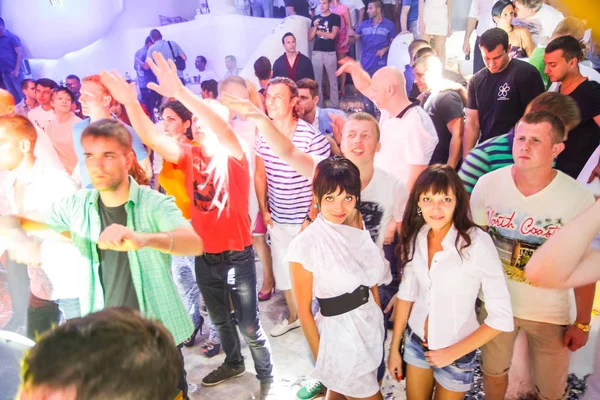 乌克兰奥德萨 2013年6月28日 夜总会 人们享受音乐 用五颜六色的灯光跳舞的声音 烟雾机和灯光显示 — 图库照片
