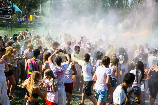 Odessa Ukraine August 2017 Young People Celebrate Holi Color Festival — Stock Photo, Image