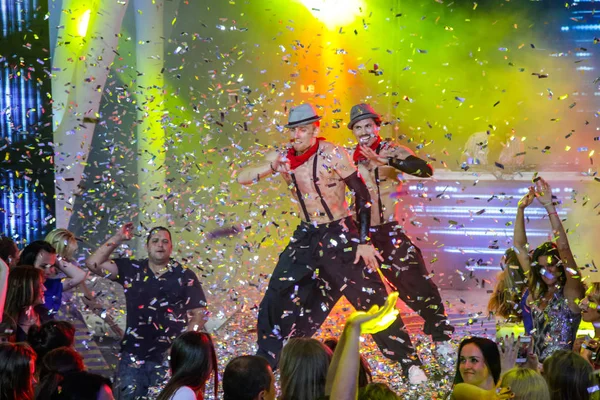 乌克兰奥德萨 2013年6月28日 夜间聚会节 人群剪影与五彩纸屑 夜总会派对在夜总会的音乐会上举行的 派对上 五颜六色的灯光 — 图库照片