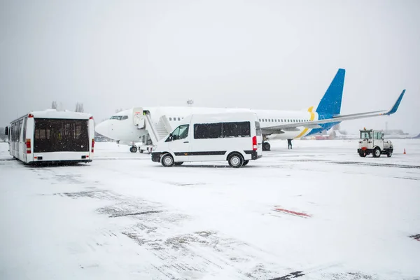 Avión Pasajeros Moderno Aeropuerto Durante Ventisca Nieve —  Fotos de Stock