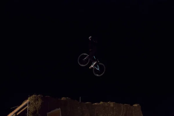 Odessa Ucrania Agosto 2017 Jinete Identificado Bmx Haciendo Salto Nocturno —  Fotos de Stock