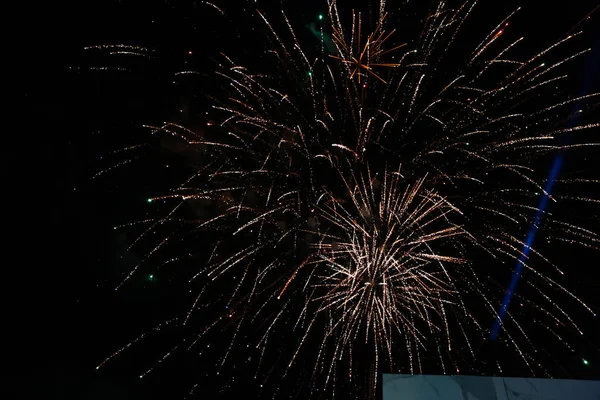 Blick Auf Feuerwerk Das Nachthimmel Explodiert — Stockfoto