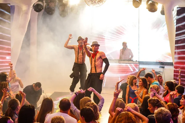 乌克兰奥德萨 2013年6月28日 去跳舞吧 在夜店里表演 五颜六色的灯光 夜间派对期间的表演表演 — 图库照片
