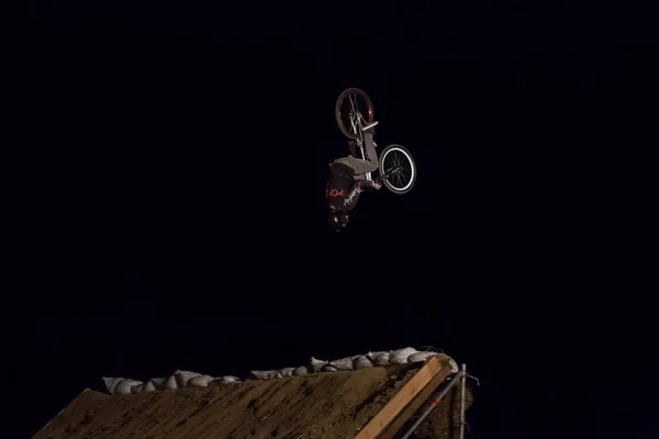 Odessa Ucrânia Agosto 2017 Ciclista Bmx Não Identificado Fazendo Salto — Fotografia de Stock