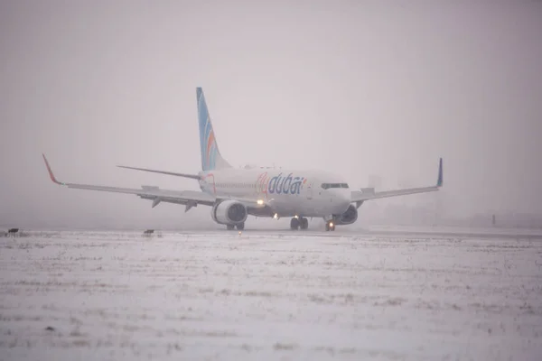 Odessa Ucrânia Circa 2018 Avião Companhia Fly Dubai Pista Nevasca — Fotografia de Stock