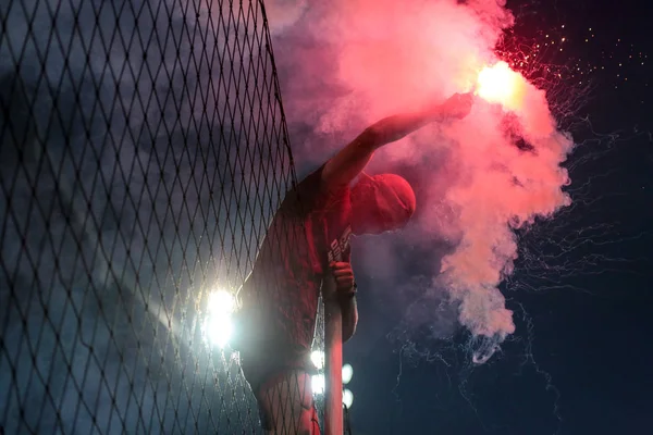 奥德萨 乌克兰 2017年7月15日 沙赫塔尔 迪纳摩比赛 足球迷与烟雾弹在论坛报 — 图库照片