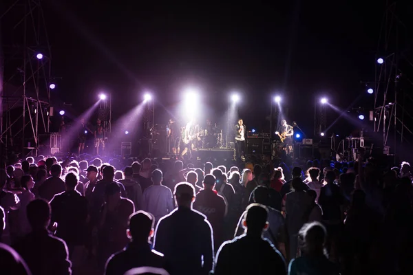 Silhouetten Van Concert Menigte Voor Heldere Fase Lichten Menigte Muziek — Stockfoto