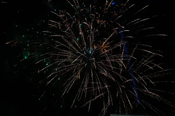 Вид Фейерверков Взрывающихся Ночном Небе — стоковое фото