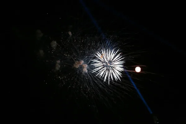 Vista Fuegos Artificiales Explotando Cielo Nocturno — Foto de Stock