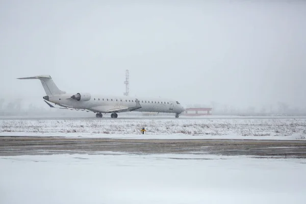 Odessa Ucrania Circa 2018 Compañía Aérea Lot Pista Aterrizaje Ventisca —  Fotos de Stock