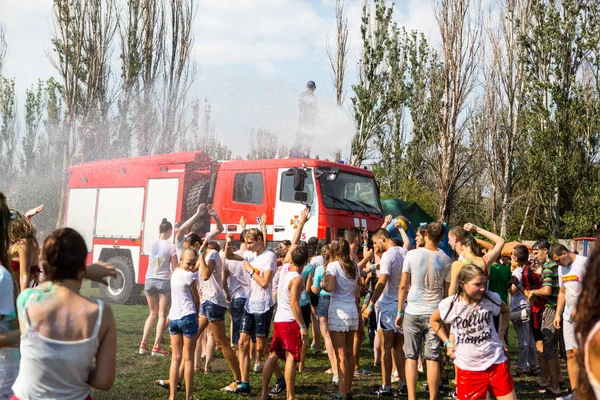 오데사 우크라이나 2017 호스로 사람들이 사람들은 뜨거운 분수를 — 스톡 사진