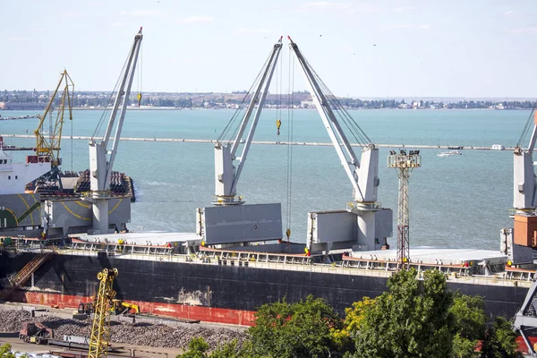 Carga Seca Navio Aquando Carregamento Por Minério Ferro Descarga Porto — Fotografia de Stock