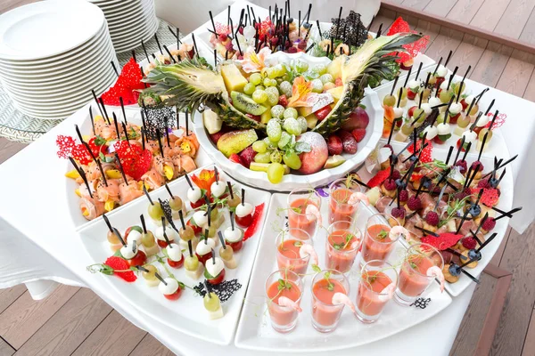 Sweet Buffet Table Beautifully Decorated Catering Banquet Table Burgers Profiteroles — Stock Photo, Image