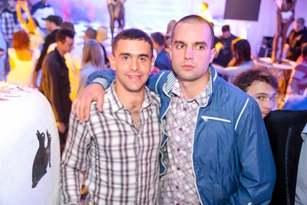 乌克兰奥德萨 2013年9月7日 伊维萨夜总会 在夜总会聚会上 人们在音乐会上微笑和摆姿势 — 图库照片