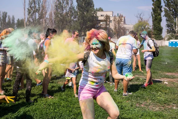 Odessa Ukraina Augusti 2017 Unga Människor Fira Holi Färg Festival — Stockfoto