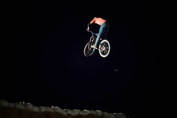 Odessa Ucrania Agosto 2017 Jinete Identificado Bmx Haciendo Salto Nocturno — Foto de Stock