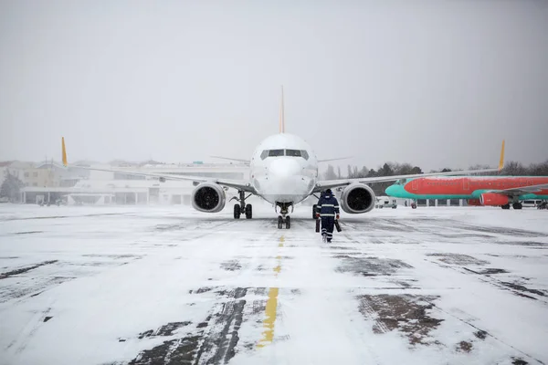 Membro Tripulação Terra Estacionamento Moderno Avião Passageiros Avental Aeroporto Nevasca — Fotografia de Stock
