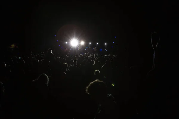 Σιλουέτες Των Συναυλιών Πλήθος Μπροστά Από Λαμπερά Φώτα Στάδιο Πλήθος — Φωτογραφία Αρχείου