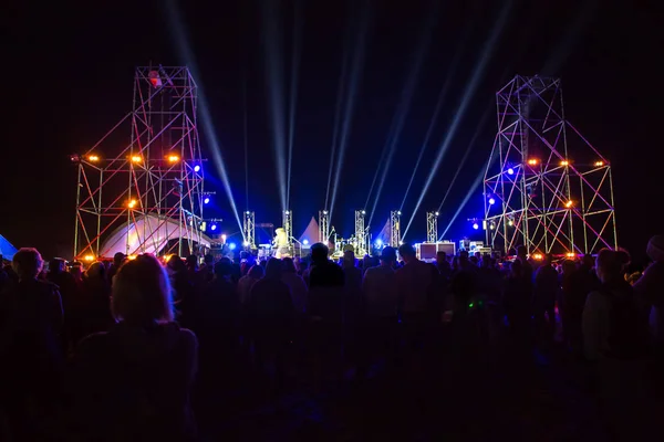 Siluetas Multitud Conciertos Frente Las Luces Del Escenario Brillantes Multitud — Foto de Stock