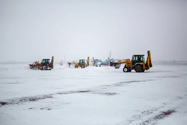 Limpiando Aeropuerto Con Bulldozers Los Delantales Del Aeropuerto Nieve Durante —  Fotos de Stock