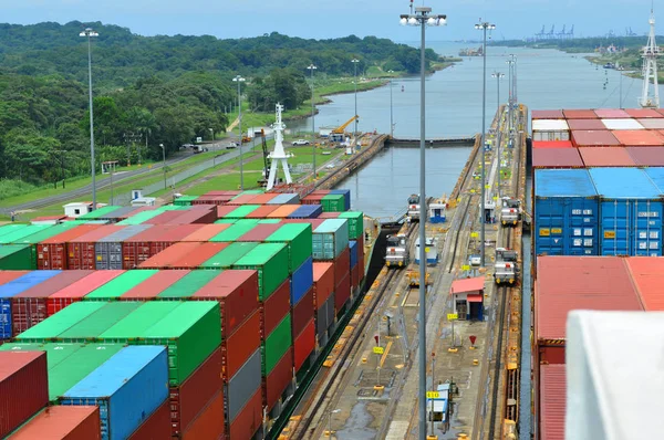 Koopvaardijschip Passeren Sloten Van Panamakanaal — Stockfoto