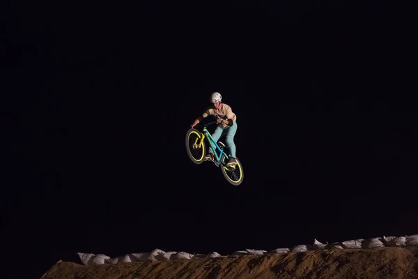 Odessa Ucrânia Agosto 2017 Ciclista Bmx Não Identificado Fazendo Salto — Fotografia de Stock