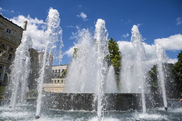 Blick Auf Springbrunnen Stadtpark Bei Tageslicht — Stockfoto