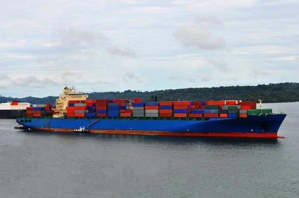 沿海海域大型商船集装箱船 — 图库照片