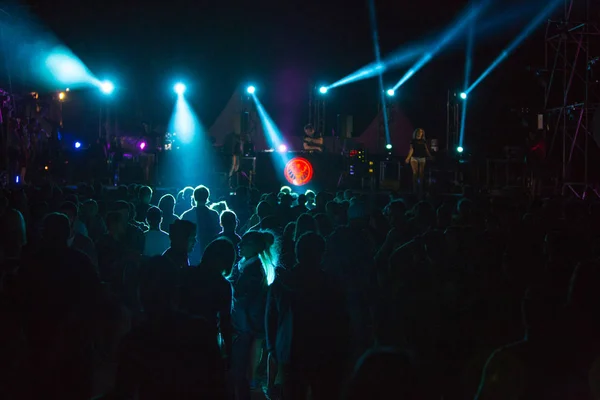 Siluetas Multitud Conciertos Frente Las Luces Del Escenario Brillantes Multitud — Foto de Stock