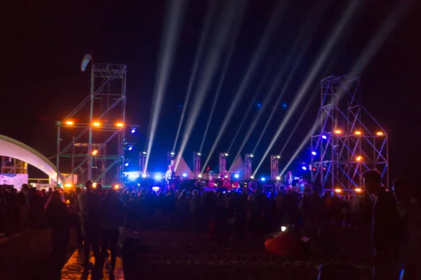 Silhuetas Multidão Concerto Frente Luzes Palco Brilhantes Festival Livre Noite — Fotografia de Stock