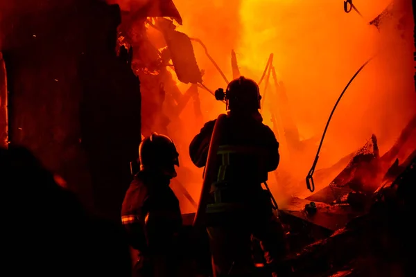 Brandweerlieden Blussen Grootschalige Brand Privé Huis Bij Nacht — Stockfoto