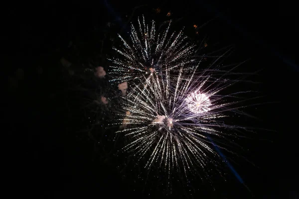 烟花在夜空中爆炸的景色 — 图库照片