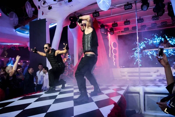 乌克兰奥德萨 2013年9月7日 去跳舞吧 在伊比扎夜总会举行的舞蹈表演 灯光五颜六色 夜间派对期间的表演表演 — 图库照片