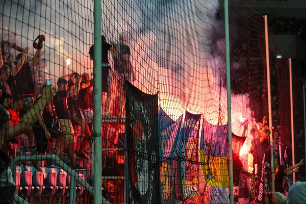 奥德萨 乌克兰 2017年7月15日 沙赫塔尔 迪纳摩比赛 足球迷队与烟雾弹在论坛报 — 图库照片