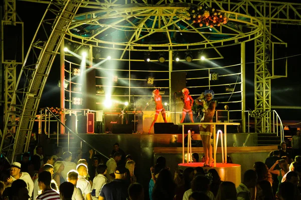 奥德萨 乌克兰 2013年6月14日 夜总会 党的人享受音乐 跳舞的声音与五颜六色的光与烟雾机和灯光显示 — 图库照片